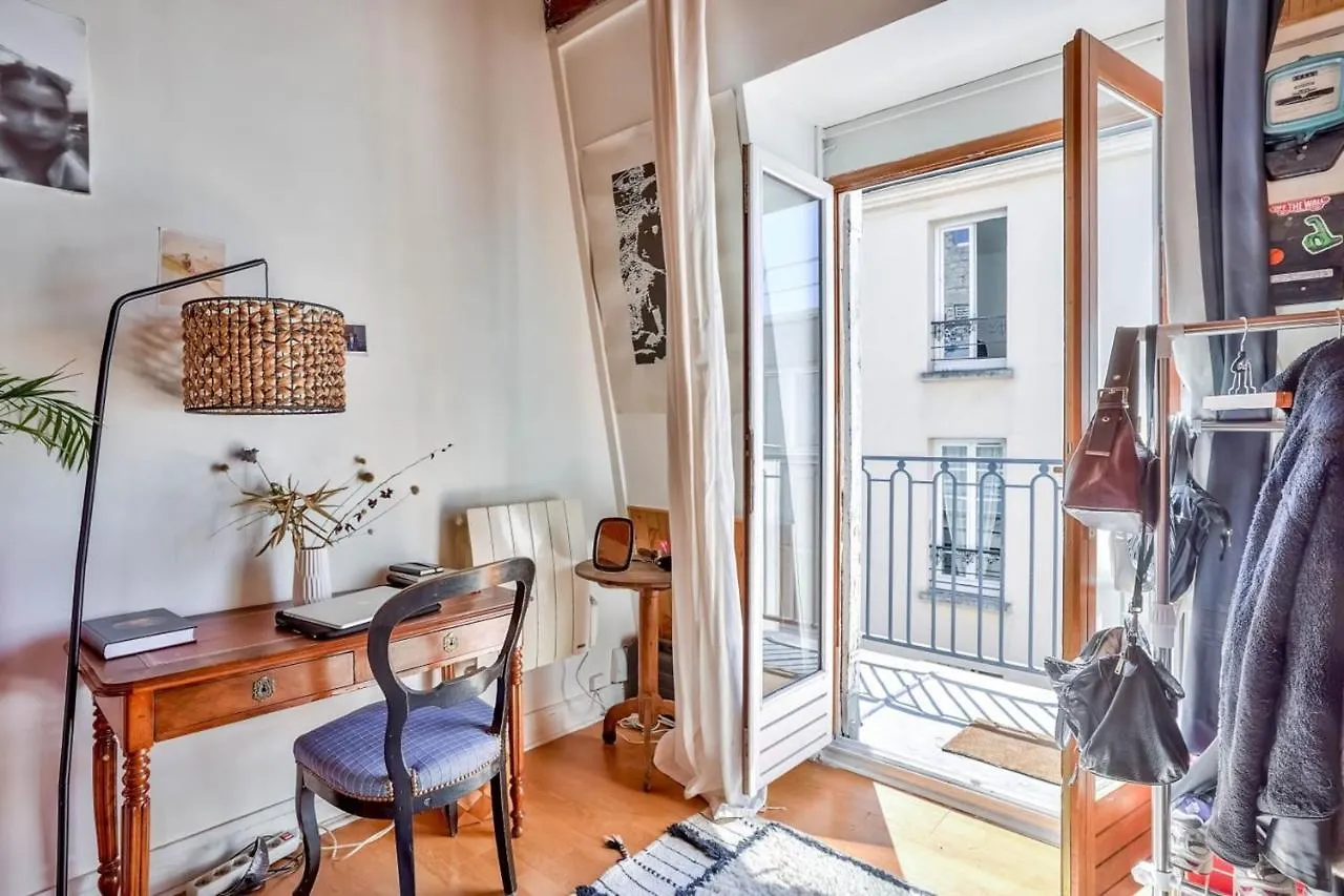 Mezzanine Studio In The 20Th District Apartment Paris