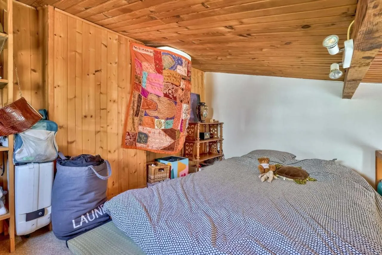 Mezzanine Studio In The 20Th District Apartment Paris