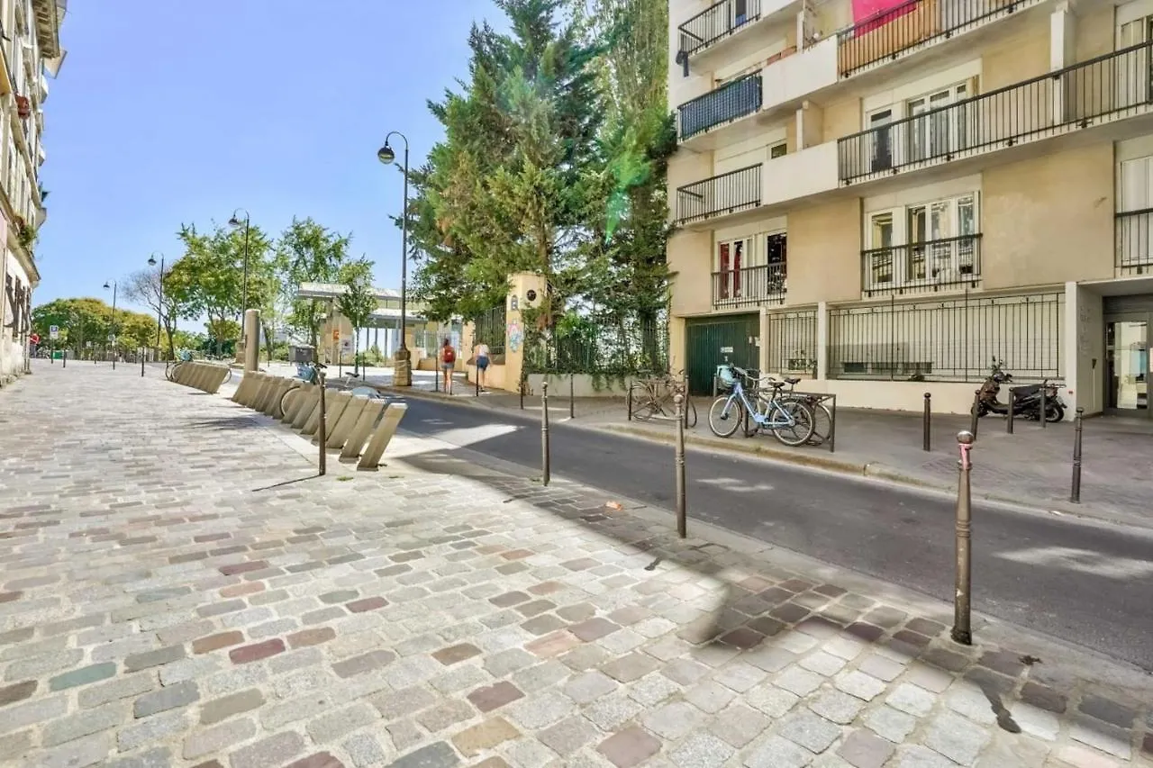 Mezzanine Studio In The 20Th District Apartment Paris