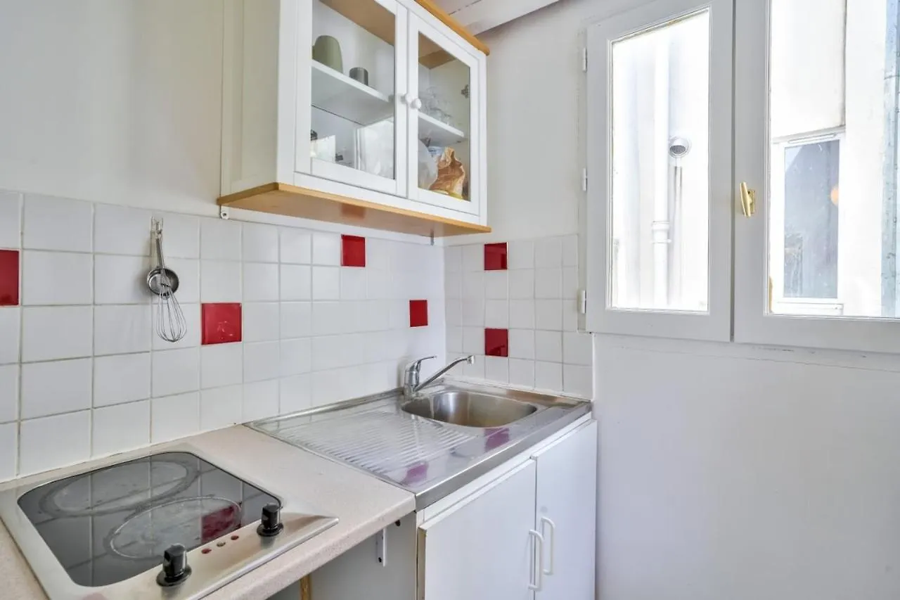 Mezzanine Studio In The 20Th District Apartment Paris