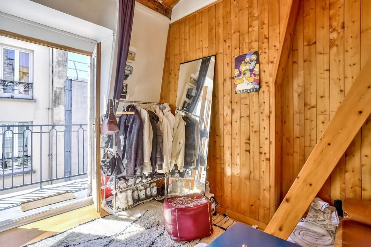 Mezzanine Studio In The 20Th District Apartment Paris