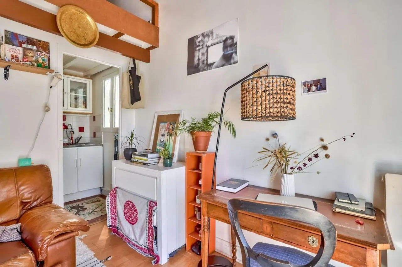 Mezzanine Studio In The 20Th District Apartment Paris