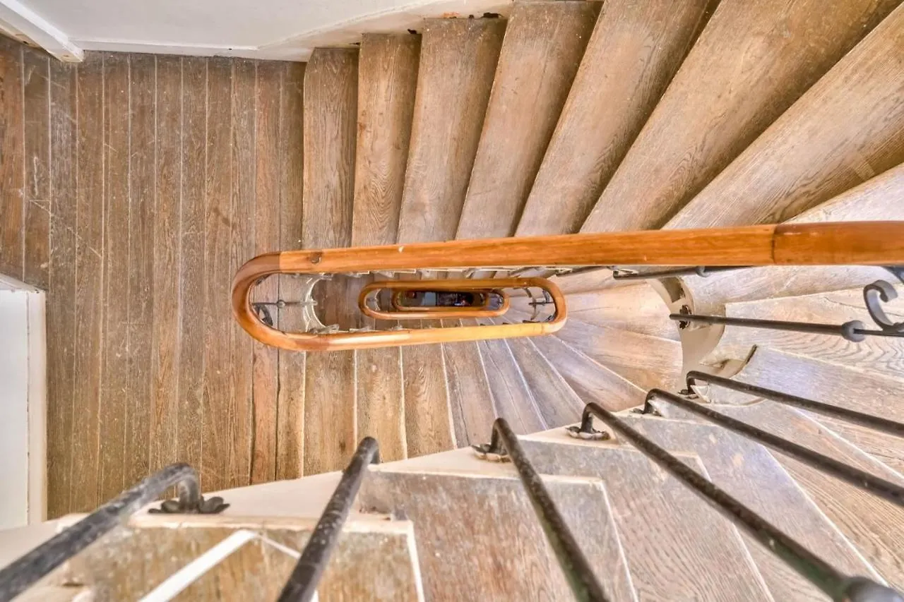 Mezzanine Studio In The 20Th District Apartment Paris France