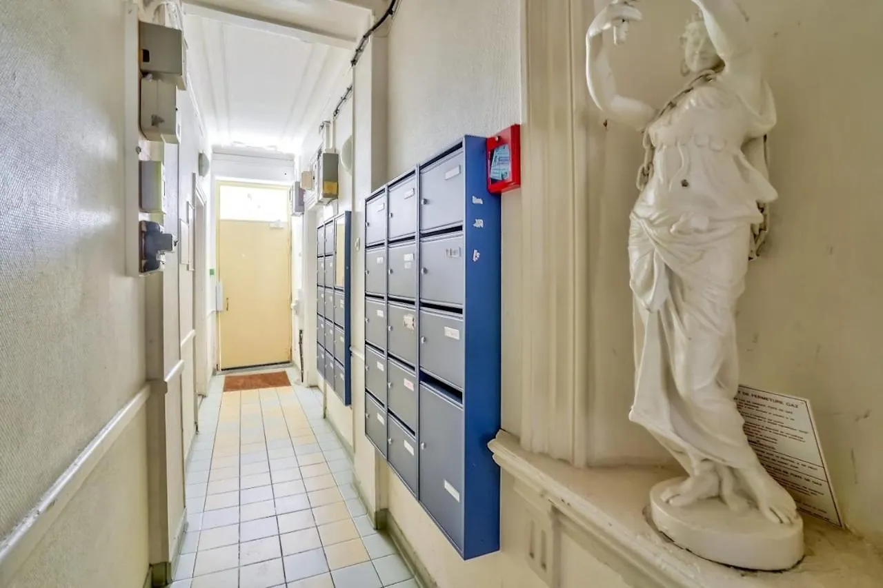 Mezzanine Studio In The 20Th District Apartment Paris